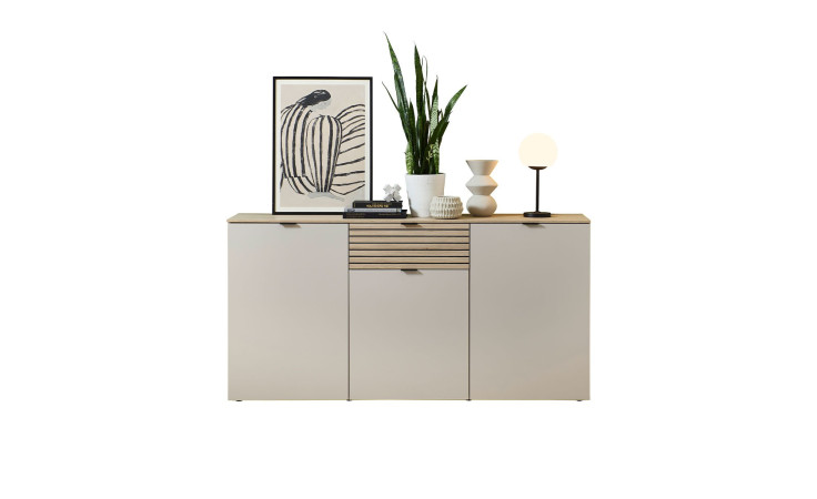 Sideboard Inka in Kaschmir mit Absetzungen in Riva Eiche Nachbildung von vorne mit Deko.