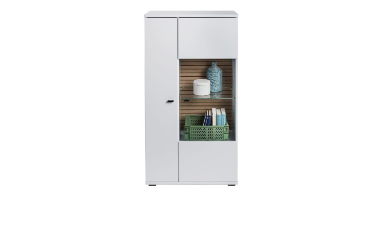 Vitrine LIV'IN Rovigo in weiß mit einer sichtbaren Rückwand in Nox Oak Stripes mit einem Glasausschnitt.