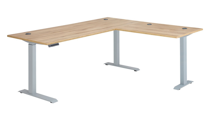 Elektro-Elektro-Winkelschreibtisch mit holzfarbener Tischplatte und silbernem Gestell.