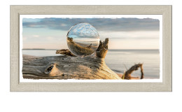 Rahmenbild Drop on Wood 69 x 129 cm. Rahmenbild mit dem Thema - Strand und Meer.