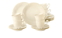 Kaffeeservice Rubin aus Porzellan in beige mit goldenem Rand bestehend aus 18 Teilen.