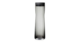 Wasserkaraffe Splash 1 l aus Glas in grau und einem Deckel aus Edelstahl und Silikon in schwarz.