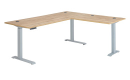 Elektro-Elektro-Winkelschreibtisch mit holzfarbener Tischplatte und silbernem Gestell.