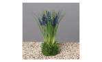 Muscari 23 cm aus Kunststoff in grün mit Erdball und lila Applikationen. Auf einem grauen Hintergrund.