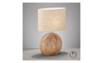 Tischleuchte Tobse 53 cm holzfarben mit hellem Lampenschirm vor grauem Hintergrund.