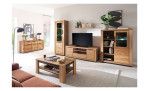 Wohnwand bestehend aus Vitrine, Lowboard und Highboard mit Dekoration und zusätzlicher Beleuchtung im Wohnzimmer.