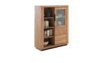 Highboard Grazia in Wildeiche mit Dekoration und Beleuchtung schräg von der Seite.