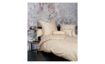 Mako-Satin Kissenbezug Colors in der Größe 80 x 80 cm und in der Farbausführung beige, auf einem Bett bezogen, mit der passenden Bettwäsche und weiteren Kissen