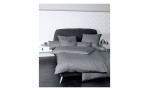 Mako-Satin kissenbezug Colors, in der Größe 40 x 40 cm und in der Farbausführung grau, auf einem Bett bezogen mit der passenden Bettwäsche und weiteren Kissen