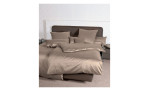 Mako-Satin Kissenbezug Colors in der Größe 15 x 40 cm und in derFarbausführung taupe, auf einem Bett bezogen mit der passende Bettwäsche und weiteren Kissen