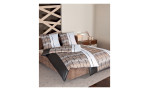 Mako-Satin Bettwäsche Milano in dem Maß 155 x 220 cm und in der Farbausführung Braun / Weiß / Anthrazit auf einem Bett mit Deko.