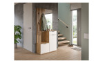 Garderobe Siri mit Fronten in weiß und einem Korpus in Artisan Eiche dekor, in einem Raum stehend