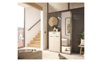 Garderobe Malta in der Frontfarbe Cashmere mit einem Korpus in Evoke Eiche, in einem Raum stehend