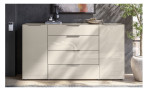 Kommode Saverne 1 in der Farbe Kaschmir mit Glas, 2 Türen und 4 Schubkästen, Ansicht im Milieu