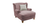 Loveseat-Sessel Bordeaux in der Farbe rosa mit einem silberfarbenen Kissen