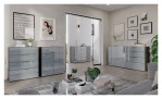 Sideboard Owingen in Silbergrau/Graphit, mit Glasauflagen, Ansicht im Milieu