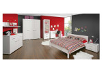 Kommode Sylt in der Farbe weiß mit 2 Türen und einer Schublade mit dem Kleiderschrank, dem Bett, der Nachtkommode der selben Serie und ein Schreibtisch mit Stuhl und Regal