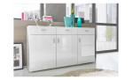 Sideboard in einem Raum stehend