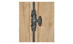 Regal Cabrera in Gold Harbour Oak mit Rückwand in schwarz, Detailansicht Griff