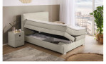 Boxspringbett Alice in der Farbe Greige im Schlafzimmer mit geöffnetem Bettkasten links