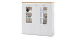 Highboard Celine, geschlossen mit Dekoration und Beleuchtung an