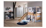 Steck-Kissen Sten auf einem Bett verbaut, dass in einem Raum steht