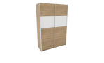 Schwebetürenschrank Queen-Extra aus Holzwerkstoff in Eiche Artisan mit einer Absetzung in Alpinweiß.