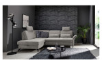 Basis-Ecksofa Westminister in der Farbe Hellgrau in einem Raum stehend