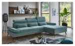 Wohnlandschaft Malie in einem Bezugsstoff in Aqua mit Zierkissen. Auf einem dekorierten Hintergrund.