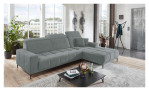 Komfort-Wohnlandschaft Luan in einem grauen Bezugsstoff mit zwei Zierkissen. Auf einem dekorierten Hintergrund.