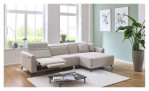 Wohnlandschaft Triest in einem Bezugsstoff in Creme. Mit gezeigter Relaxfunktion