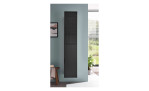 Hängeschrank Dark mit einer schwarzen Front aus Holzwerkstoff ung Glas und einem schwarzen Korpus. Auf einem dekorierten Hintergrund
