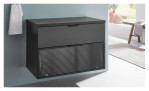 Waschbeckenunterschrank Dark mit einer Front in schwarz aus Holzwerkstoff und Glas und einem schwarzen Korpus. Auf einem dekorierten Hintergrund