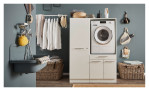 Stauraumschrank Laundry in weiß matt, mit einem Griff in Chrom matt. Auf einem dekorierten Hintergrund