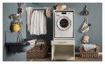 Geräteschrank Laundry in Weiß matt, mit Griffen in Chrom matt. Auf einem dekorierten Hintergrund