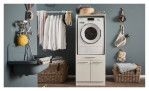 Geräteschrank Laundry in Weiß matt, mit Griffen in Chrom matt. Auf einem dekorierten Hintergrund