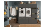 Geräteschrank Laundry in Anthrazit, mit Griffen in Chrom matt. Auf einem dekorierten Hintergrund