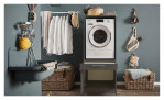Geräteschrank Laundry in Anthrazit, mit Griffen in Chrom matt. Auf einem dekorierten Hintergrund
