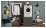 Geräteschrank Laundry in Anthrazit, mit Griffen in Chrom matt. Auf einem dekorierten Hintergrund