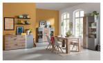 Sideboard LIV'IN Baveno in Nox Oak und hellgrau. Inkl. Frontbeleuchtung. Auf einem dekorierten hintergrund.
