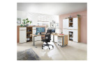 Büroregal vito Clyde mit einem holzfarbenen Kopus im Büro. Mit vier offenen Fächern. In der Mitte zwei Schubkästen mit weißer Front. 