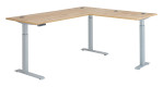 Elektro-Winkelschreibtisch mit holzfarbener Tischplatte und silbernem Gestell tiefer eingestellt.
