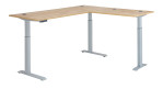 Elektro-Winkelschreibtisch mit holzfarbener Tischplatte und silbernem Gestell auf mittlerer Höhe eingestellt.
