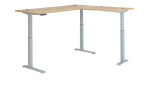Elektro-Winkelschreibtisch mit holzfarbener Tischplatte und silbernem Gestell sehr hoch eingestellt.