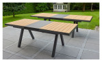 Gartentisch Kumasi mit Tischplatte aus Teakholz und Keramik, sowie Gestell aus Aluminium in Anthrazit, Ansicht mit weiterem Kumasi