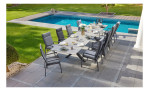 Gartentisch Vancouver mit einer Tischplatte aus Glas-Keramik in Beton-Optik und X-Gestell aus Aluminium in Anthrazit, Milieu